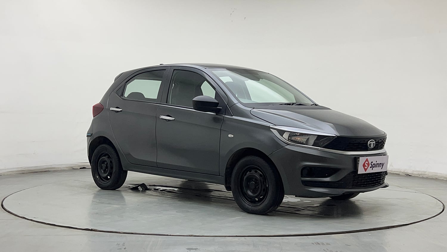 Used 2025 Tata Tiago XE CNG Cng Manual exterior RIGHT FRONT CORNER VIEW