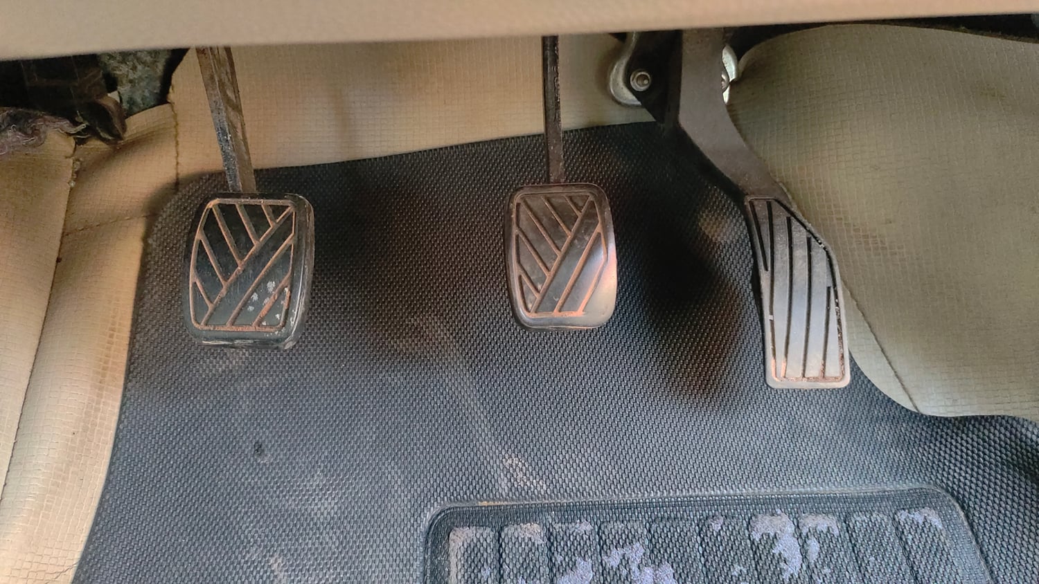 Used 2015 Maruti Suzuki Swift Dzire VXI Petrol Manual interior PEDALS VIEW
