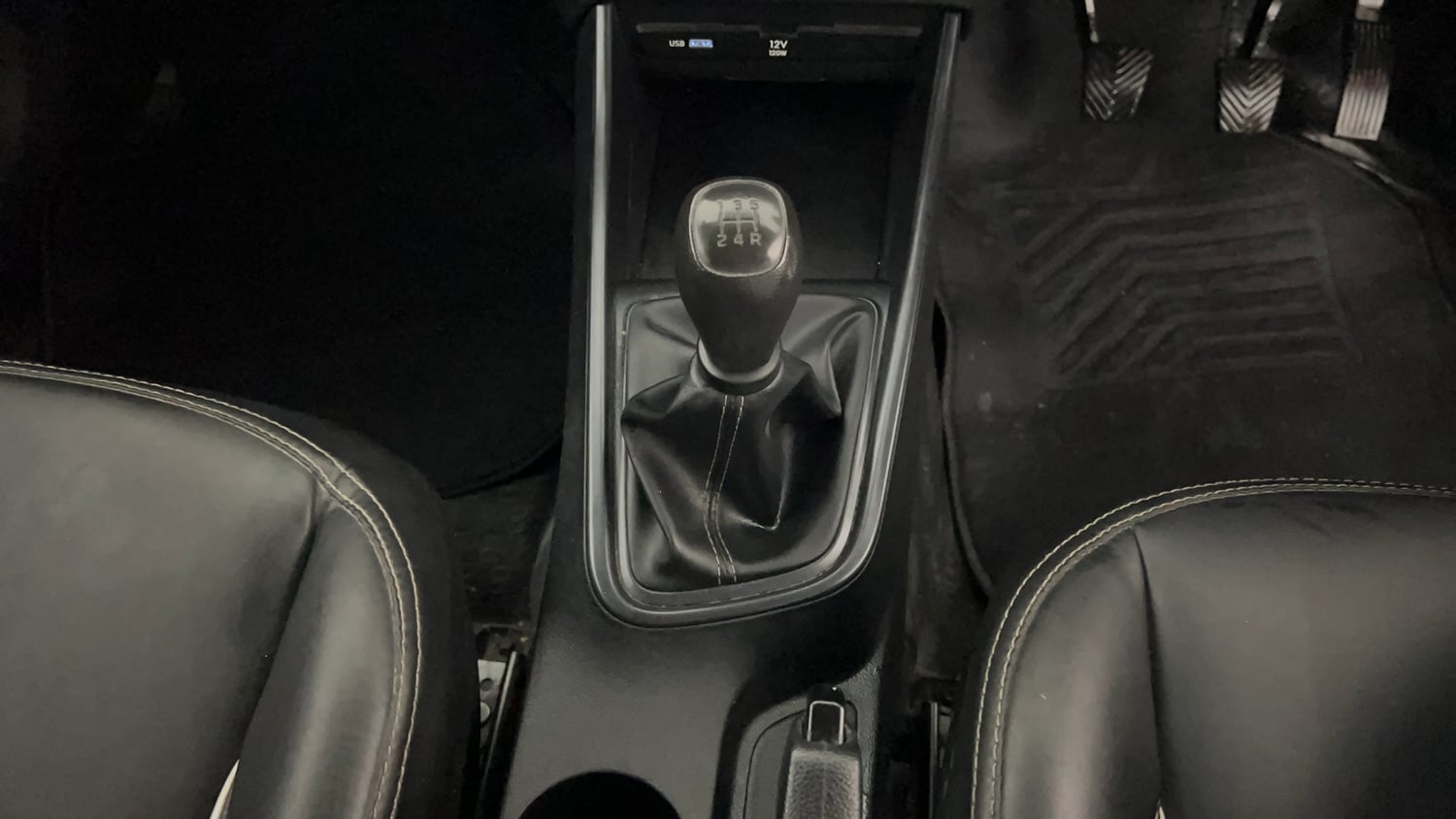 Used 2023 Hyundai i20 Sportz 1.2 MT Petrol Manual interior GEAR  KNOB VIEW