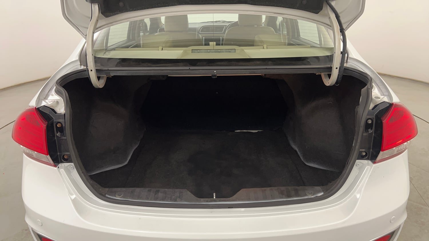 Used 2019 Maruti Suzuki Ciaz Alpha Hybrid 1.5 Petrol Manual interior DICKY INSIDE VIEW