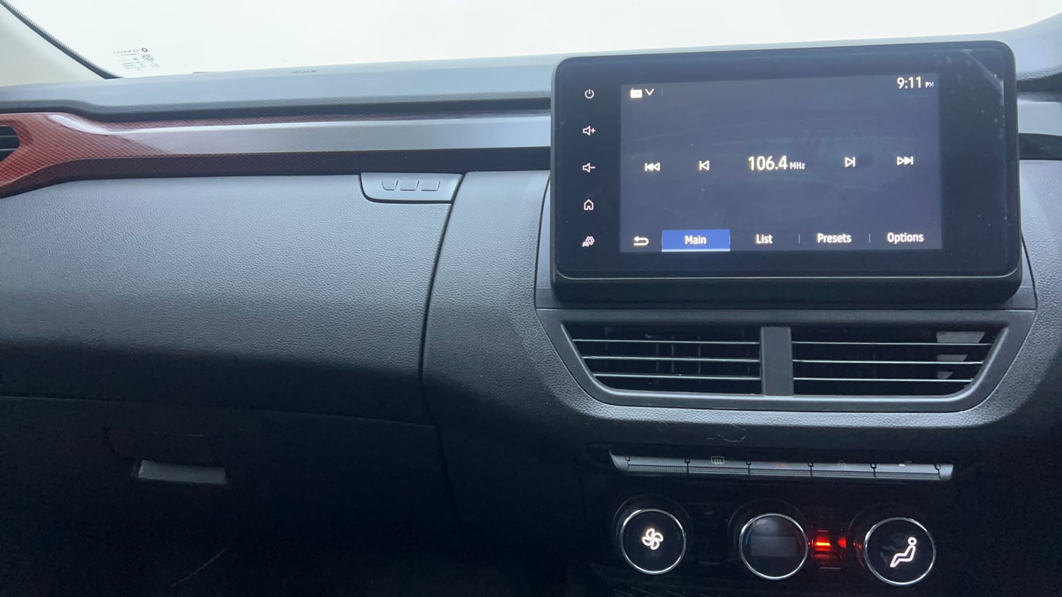 Used 2023 Renault Kiger RXZ AMT Petrol Automatic interior MUSIC SYSTEM & AC CONTROL VIEW