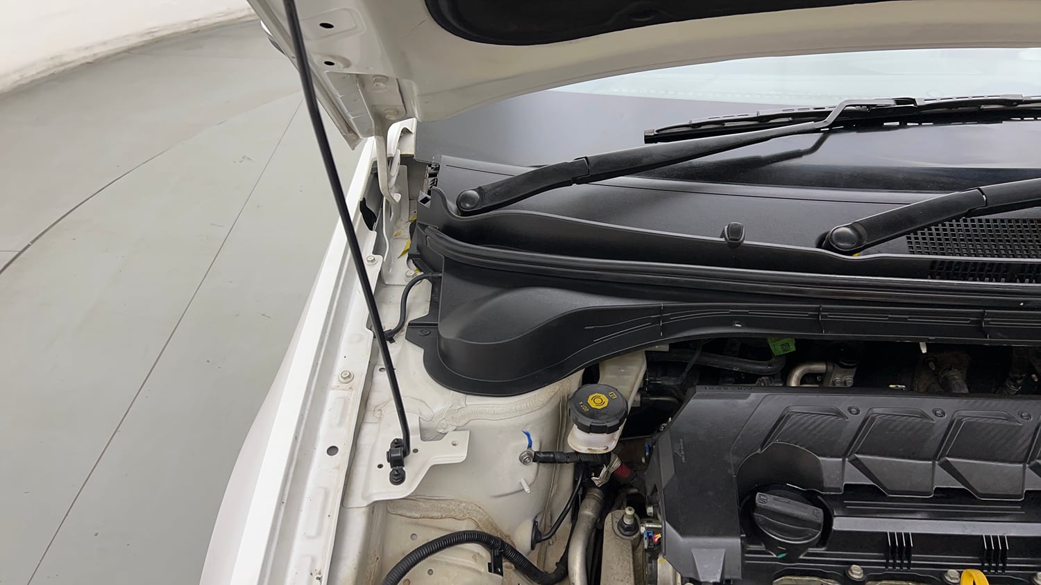 Used 2024 Hyundai Verna SX 1.5 Petrol MT Petrol Manual engine ENGINE RIGHT SIDE HINGE & APRON VIEW