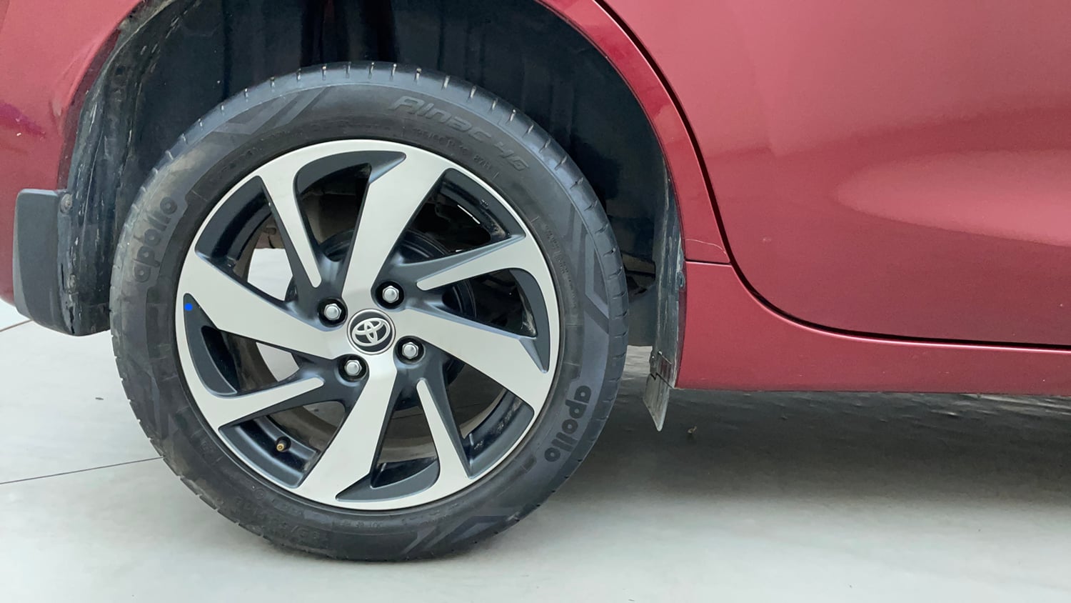 Used 2023 Toyota Glanza V AMT Petrol Automatic tyres RIGHT REAR TYRE RIM VIEW
