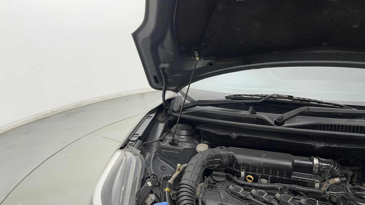 Used 2019 Maruti Suzuki Baleno Zeta Petrol Manual engine ENGINE RIGHT SIDE HINGE & APRON VIEW