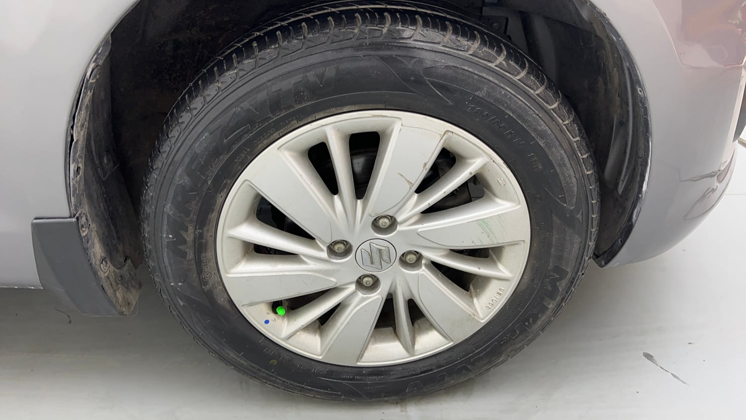Used 2015 Maruti Suzuki Swift ZXi Petrol Manual tyres RIGHT FRONT TYRE RIM VIEW