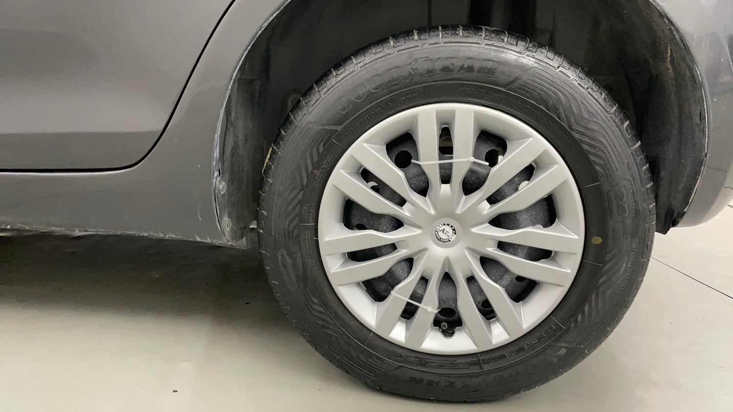 Used 2015 Maruti Suzuki Swift VXi Petrol Manual tyres LEFT REAR TYRE RIM VIEW