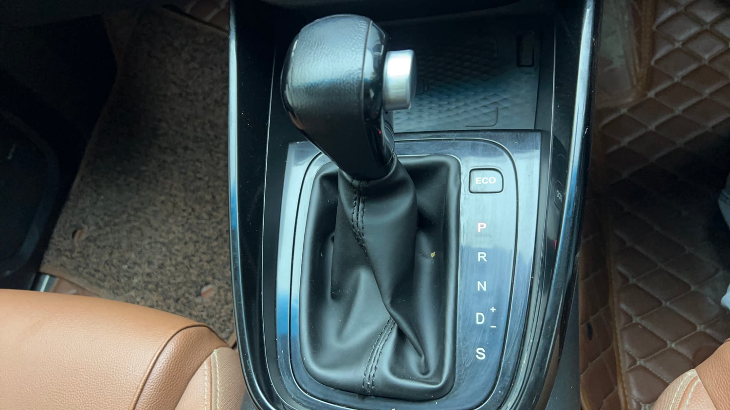 Used 2021 MG Motors Hector Plus Sharp 1.5 Petrol Turbo CVT 6-STR Dual Tone Petrol Automatic interior GEAR  KNOB VIEW