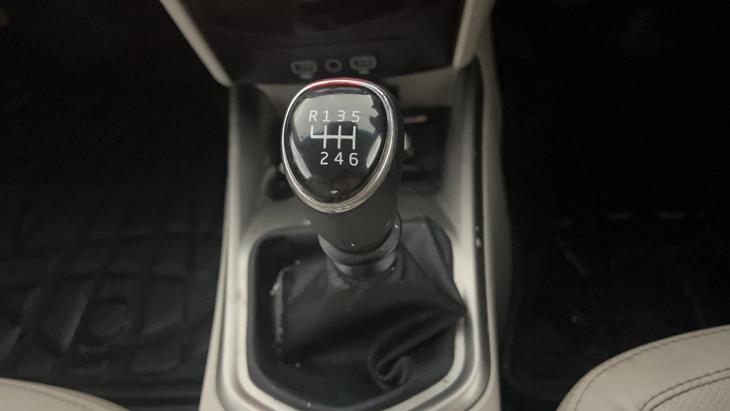 Used 2022 Mahindra XUV 300 W8 (O) 1.2 Petrol Petrol Manual interior GEAR  KNOB VIEW