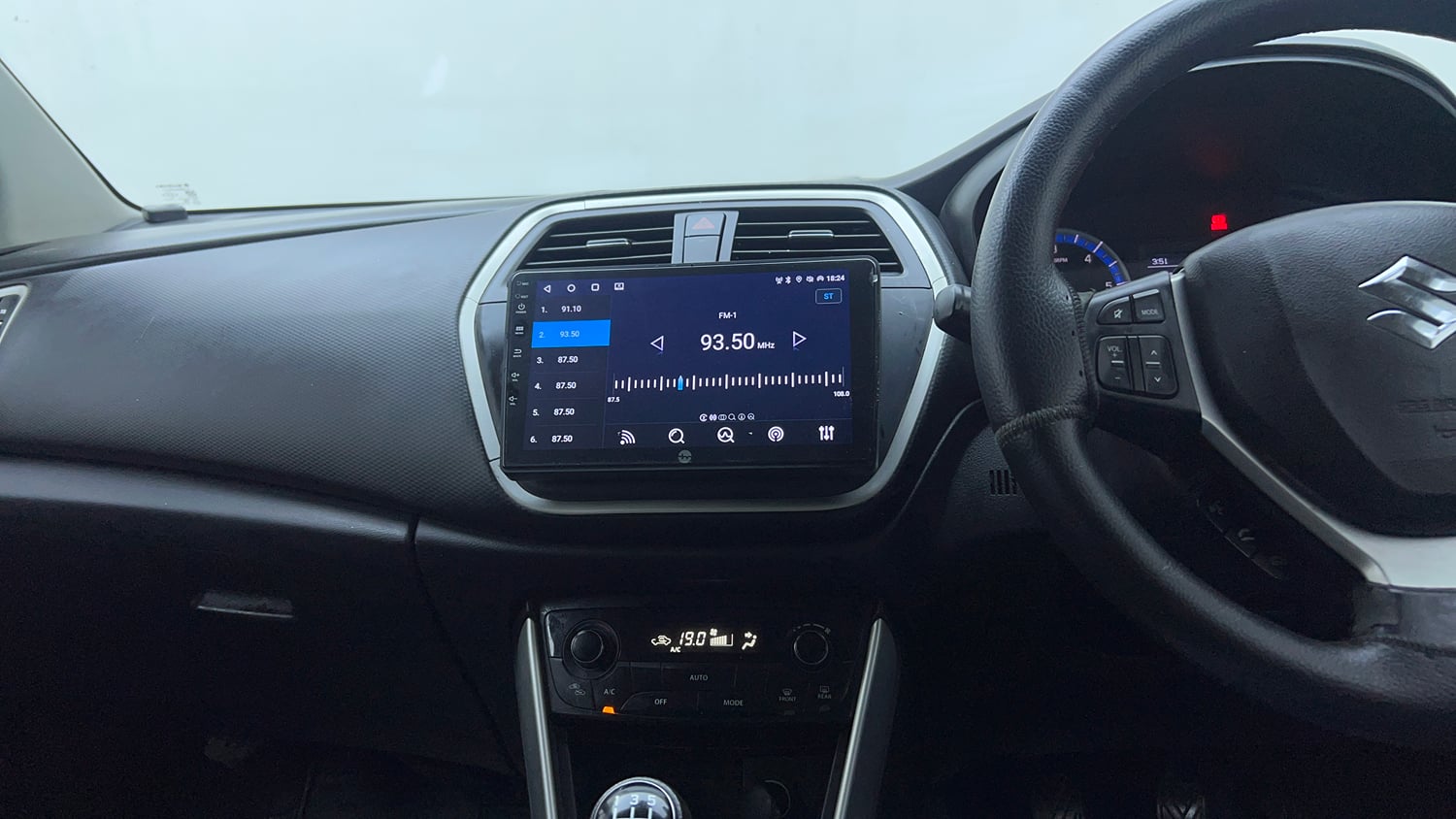Used 2016 Maruti Suzuki S-Cross Alpha 1.3 Diesel Manual top_features Integrated (in-dash) music system