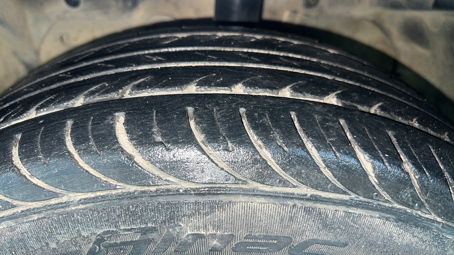 Used 2016 Ford Figo Aspire Trend 1.2 Ti-VCT Petrol Manual tyres LEFT FRONT TYRE TREAD VIEW