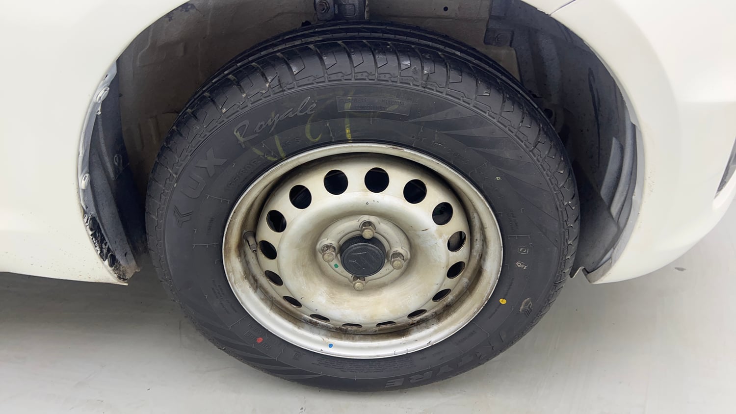 Used 2016 Maruti Suzuki Swift Lxi (O) Petrol Manual tyres RIGHT FRONT TYRE RIM VIEW