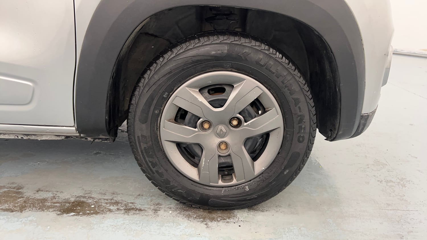 Used 2017 Renault Kwid RXT (O) 1.0 SCE Edition Petrol Manual tyres RIGHT FRONT TYRE RIM VIEW