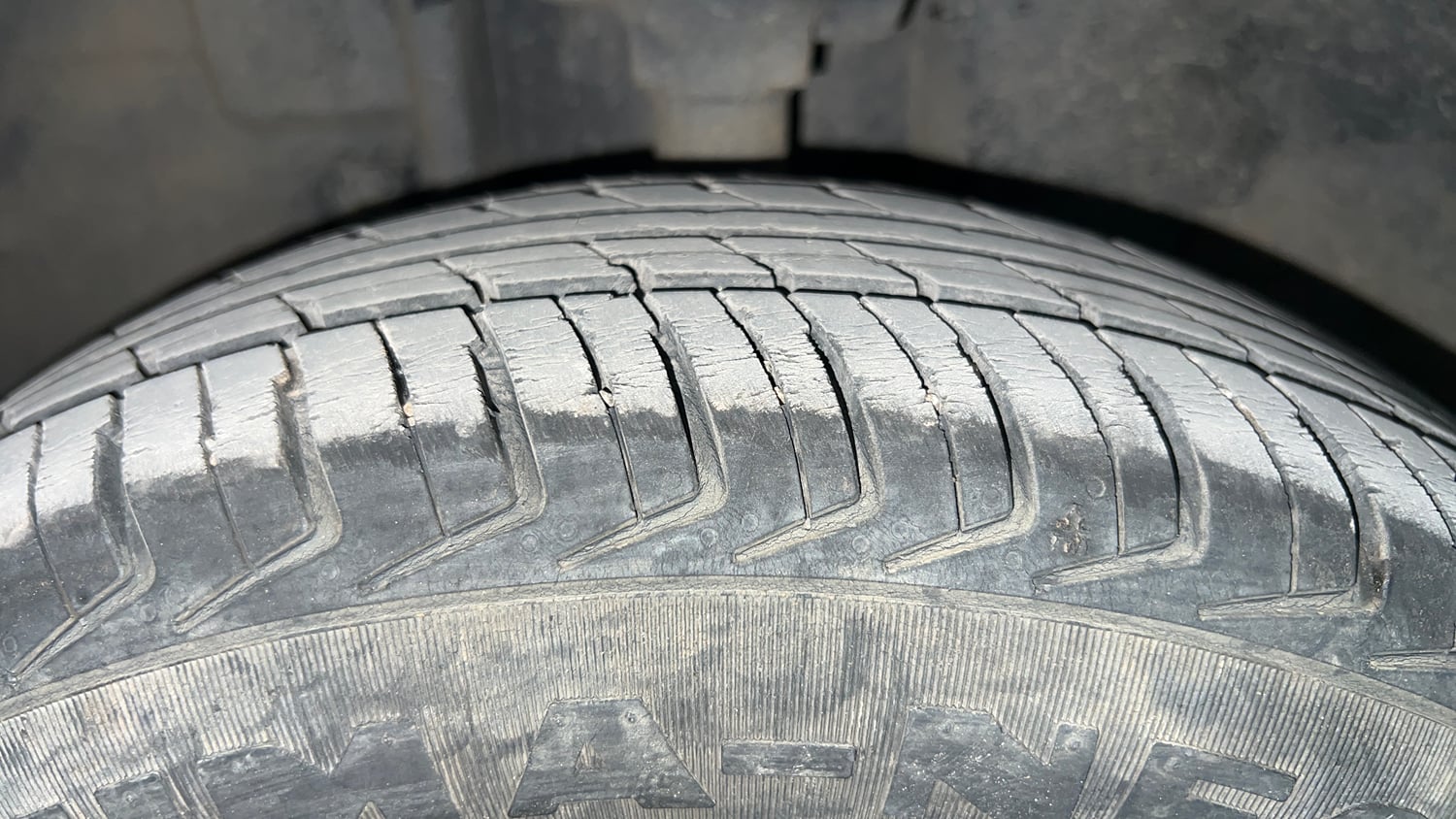 Used 2019 Renault Kwid RXT (O) 1.0 SCE Edition Petrol Manual tyres LEFT FRONT TYRE TREAD VIEW