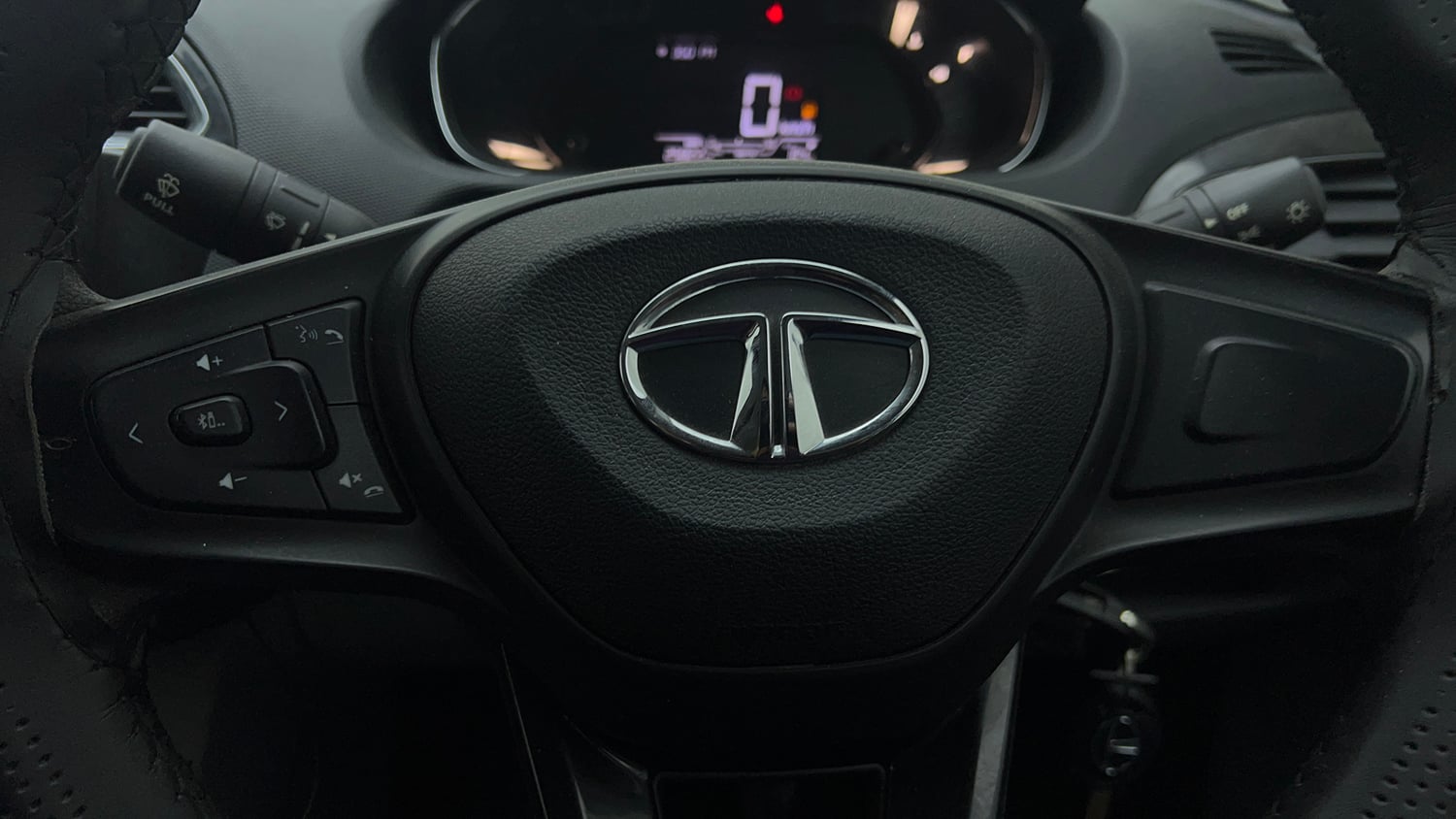 Used 2023 Tata Tiago XT (O) Petrol Manual top_features Airbags