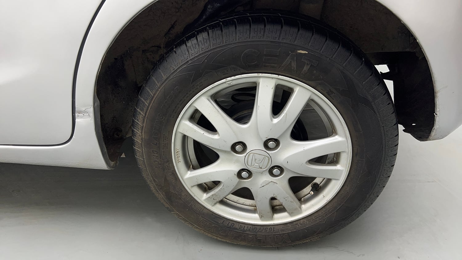 Used 2013 Honda Brio V MT Petrol Manual tyres LEFT REAR TYRE RIM VIEW