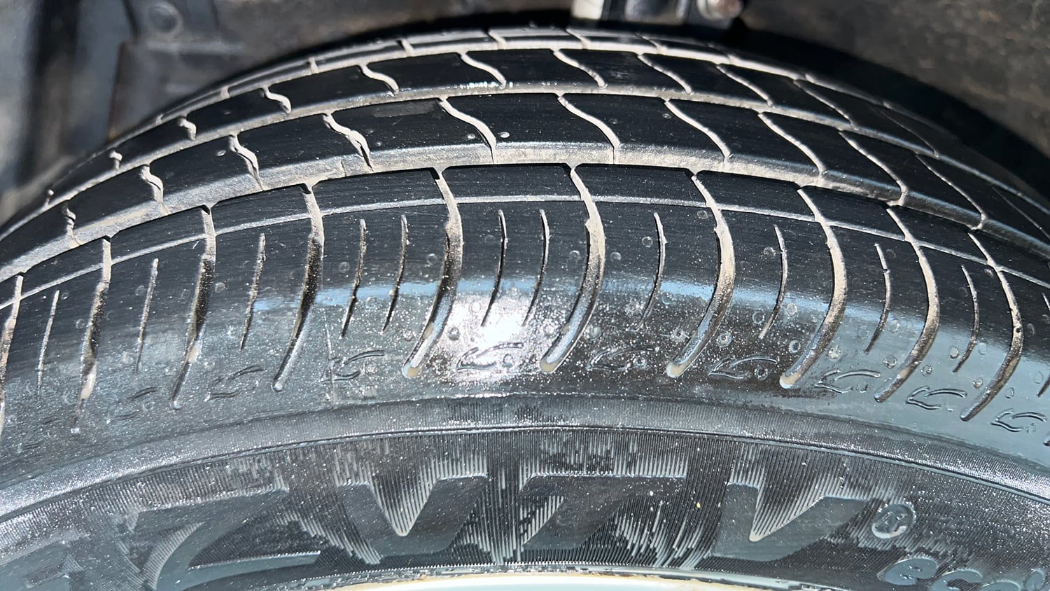Used 2015 Maruti Suzuki Swift ZXi Petrol Manual tyres LEFT FRONT TYRE TREAD VIEW