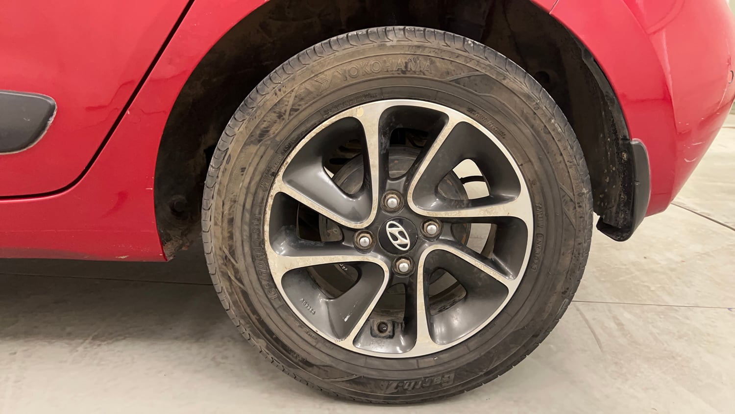 Used 2017 Hyundai Grand i10 Sportz (O) AT 1.2 Kappa VTVT Petrol Automatic tyres LEFT REAR TYRE RIM VIEW