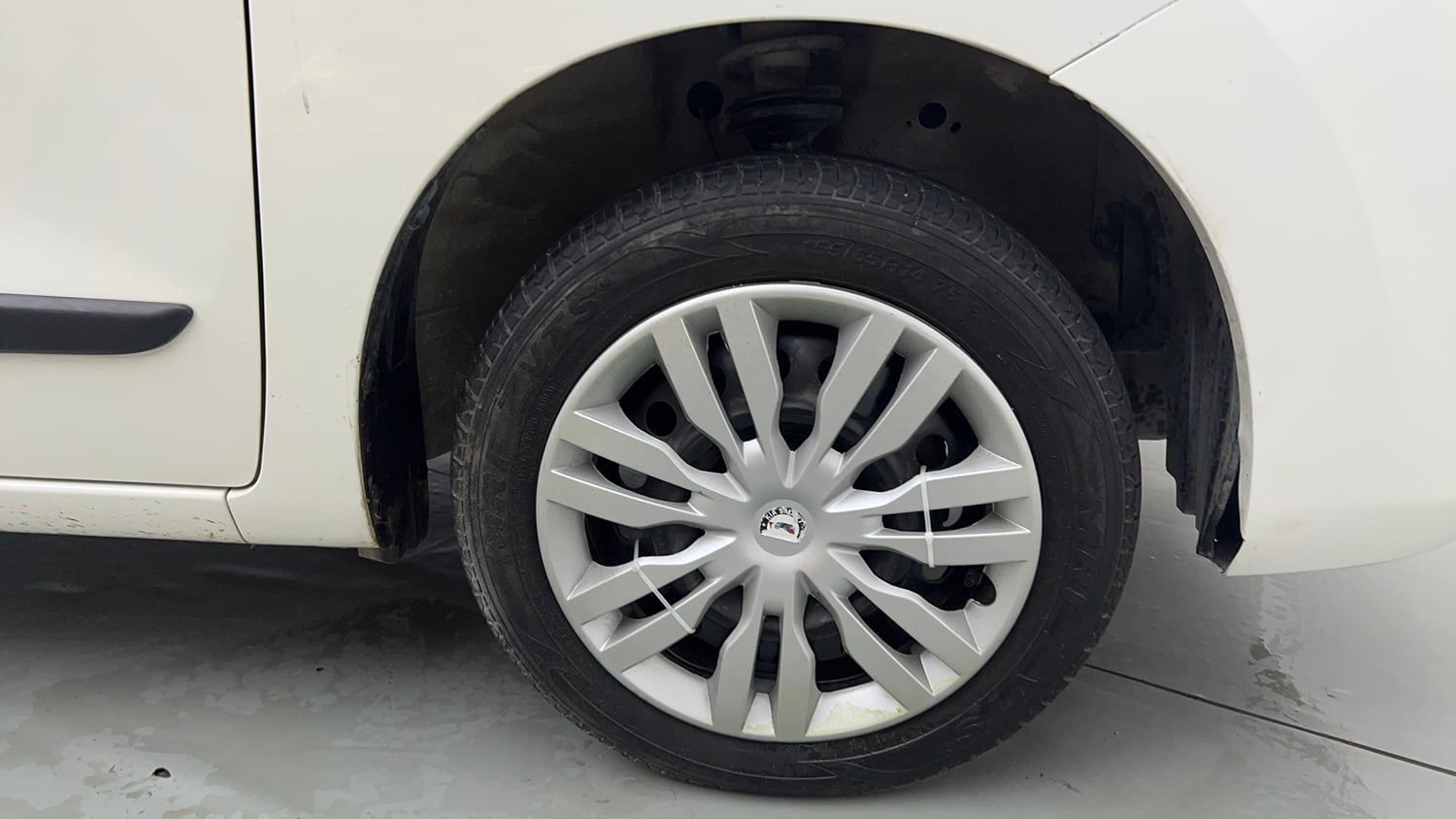 Used 2015 Maruti Suzuki Wagon R VXI Petrol Manual tyres RIGHT FRONT TYRE RIM VIEW