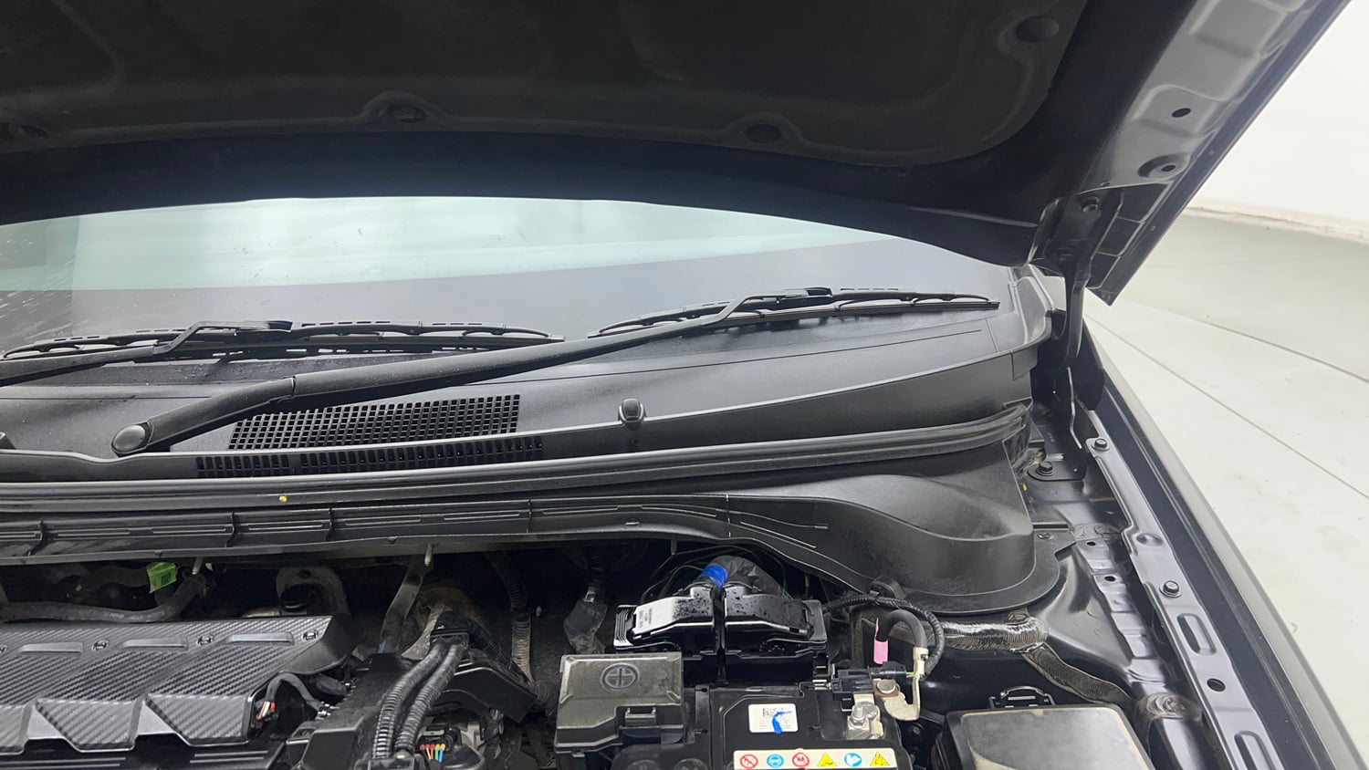 Used 2025 Hyundai Verna SX 1.5 Petrol MT Petrol Manual engine ENGINE LEFT SIDE HINGE & APRON VIEW