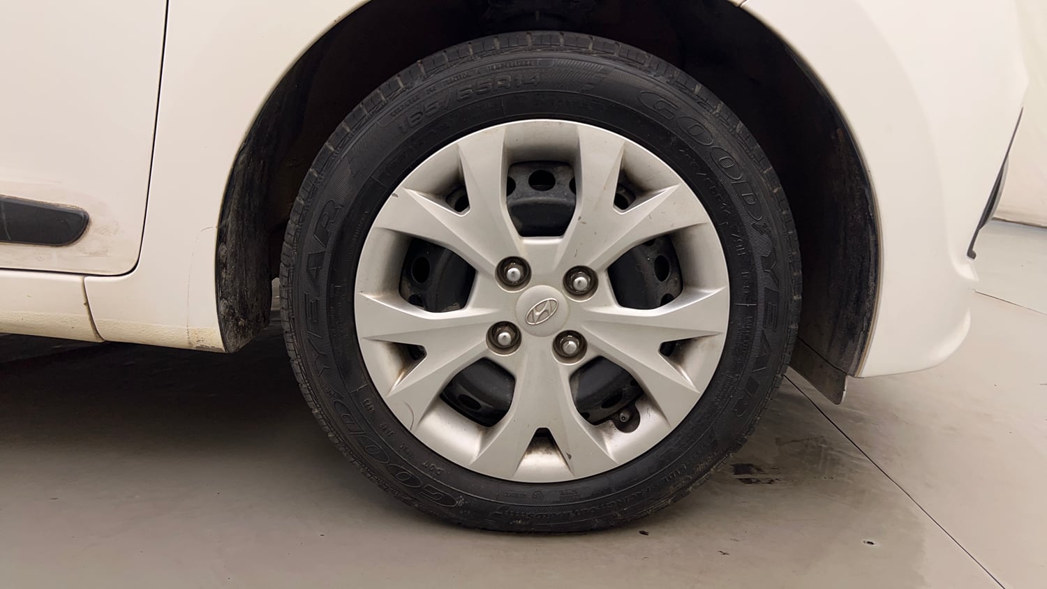 Used 2014 Hyundai Grand i10 Sportz 1.2 Kappa VTVT Petrol Manual tyres RIGHT FRONT TYRE RIM VIEW