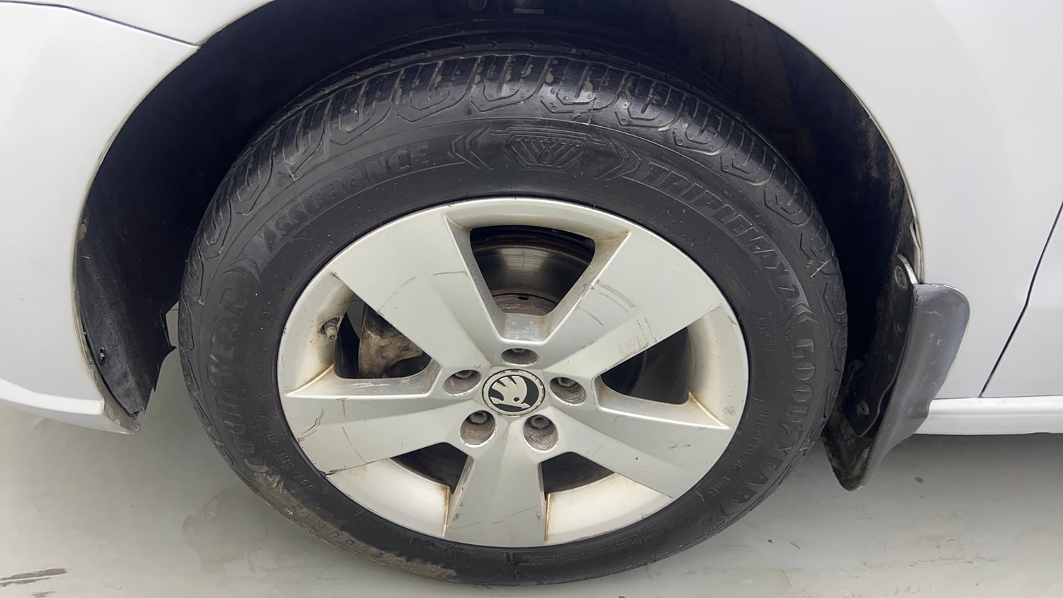 Used 2018 Skoda Rapid Ambition 1.6 MPI AT Petrol Automatic tyres LEFT FRONT TYRE RIM VIEW