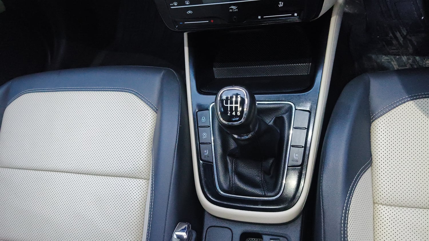 Used 2022 Skoda Slavia Style 1.0L TSI MT Petrol Manual interior GEAR  KNOB VIEW