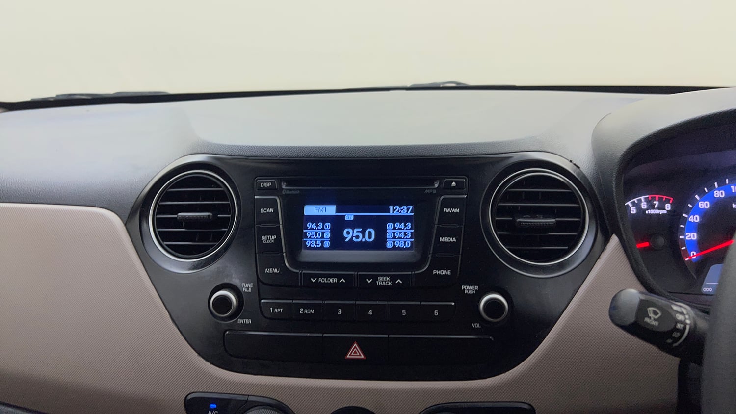 Used 2014 Hyundai Xcent S 1.2 Petrol Manual top_features Integrated (in-dash) music system