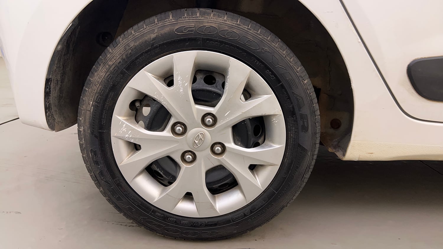 Used 2014 Hyundai Grand i10 Sportz 1.2 Kappa VTVT Petrol Manual tyres RIGHT REAR TYRE RIM VIEW