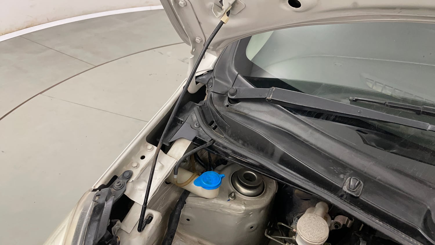Used 2017 Maruti Suzuki Wagon R 1.0 VXI AMT Petrol Automatic engine ENGINE RIGHT SIDE HINGE & APRON VIEW