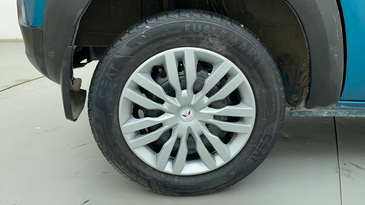 Used 2022 Renault Kwid RXT 1.0 AMT Petrol Automatic tyres RIGHT REAR TYRE RIM VIEW