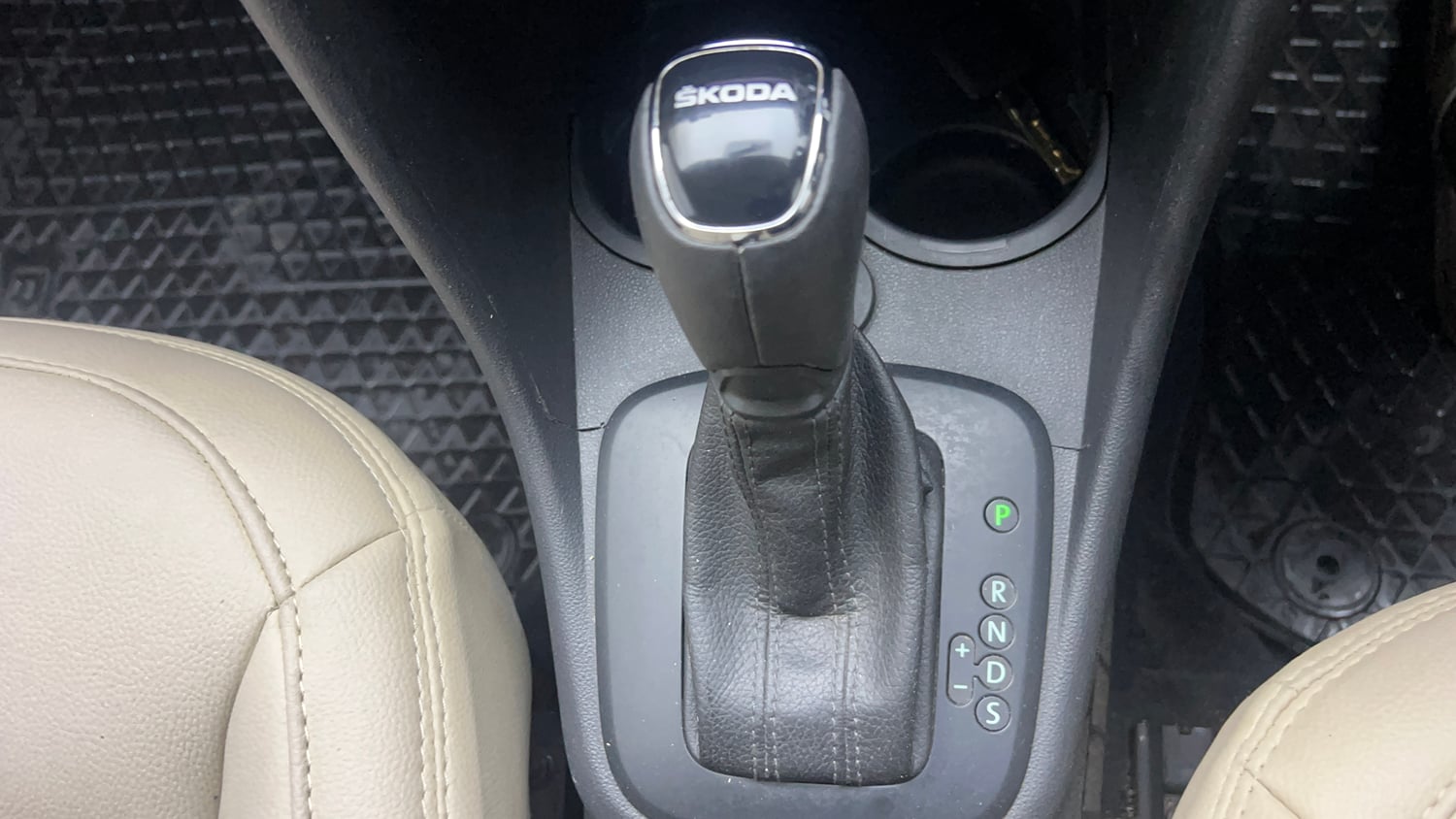 Used 2018 Skoda Rapid Ambition 1.6 MPI AT Petrol Automatic interior GEAR  KNOB VIEW