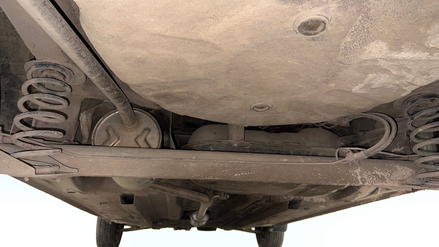Used 2017 Renault Kwid 1.0 RXT AMT Opt Petrol Automatic extra REAR UNDERBODY VIEW (TAKEN FROM REAR)