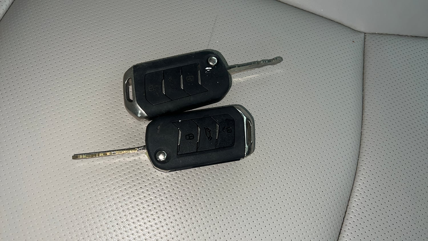 Used 2022 Mahindra XUV 300 W8 (O) 1.2 Petrol Petrol Manual extra CAR KEY VIEW