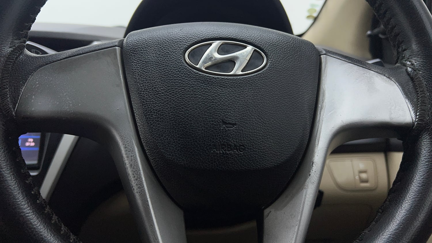 Used 2014 Hyundai Eon Sportz Petrol Manual top_features Airbags