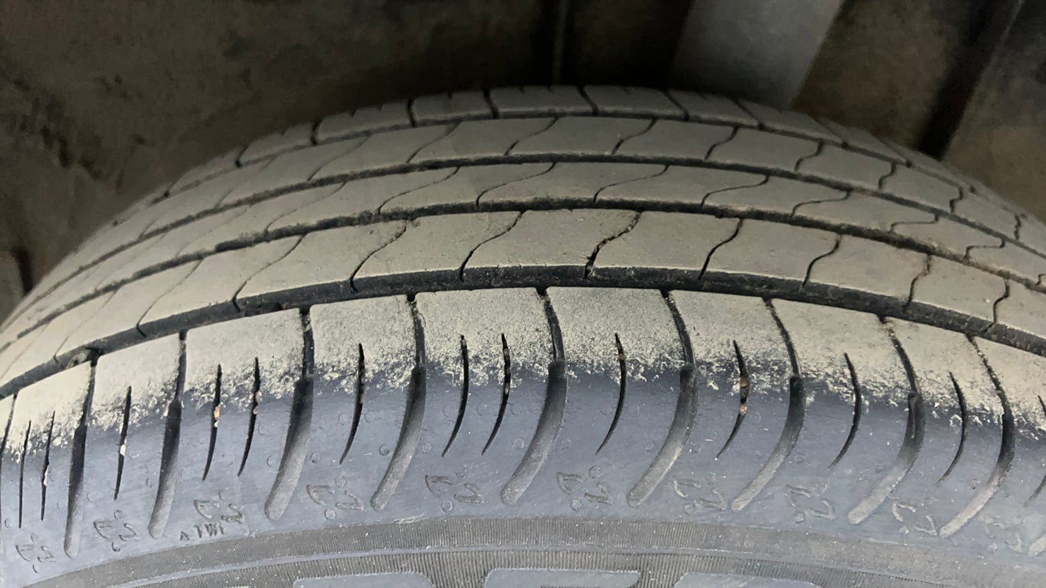 Used 2023 Renault Kiger RXZ AMT Petrol Automatic tyres LEFT REAR TYRE TREAD VIEW