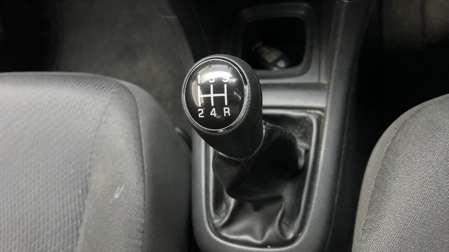 Used 2015 Maruti Suzuki Swift ZXi Petrol Manual interior GEAR  KNOB VIEW