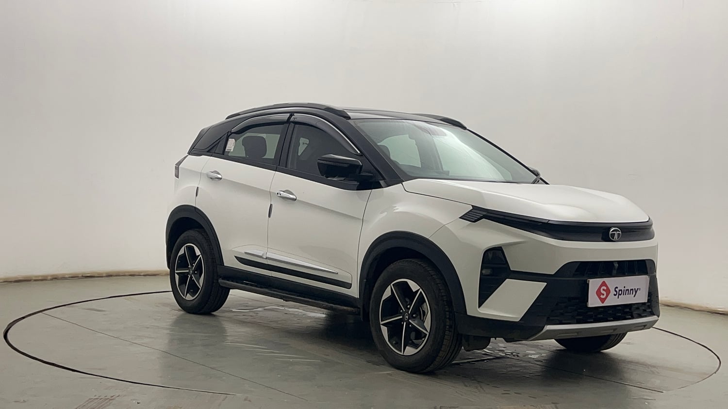 Used 2025 Tata Nexon Fearless Plus (PS) 1.5 Diesel 6AMT Dual Tone Diesel Automatic exterior RIGHT FRONT CORNER VIEW