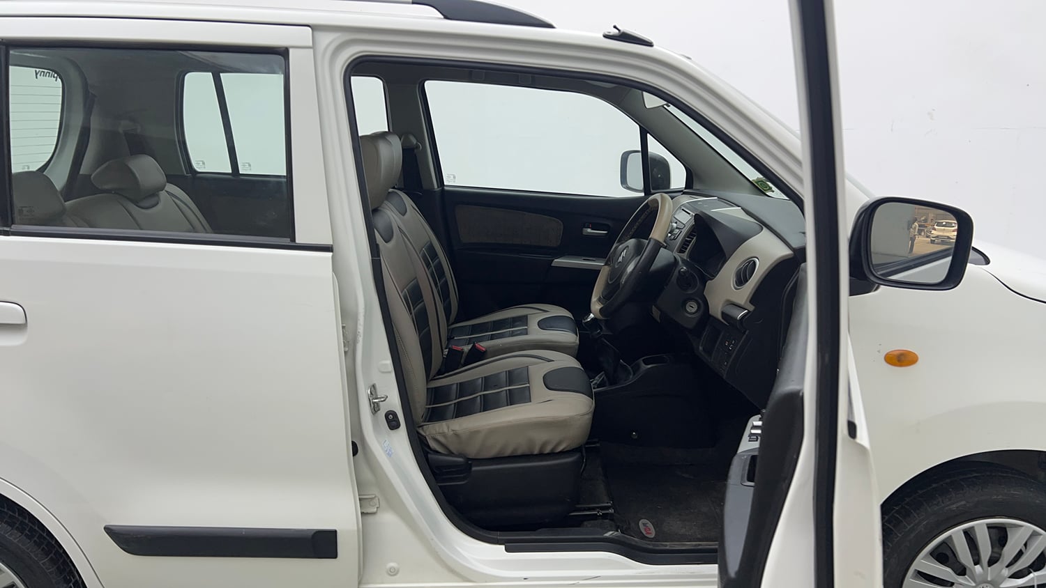 Used 2015 Maruti Suzuki Wagon R VXI Petrol Manual interior RIGHT SIDE FRONT DOOR CABIN VIEW