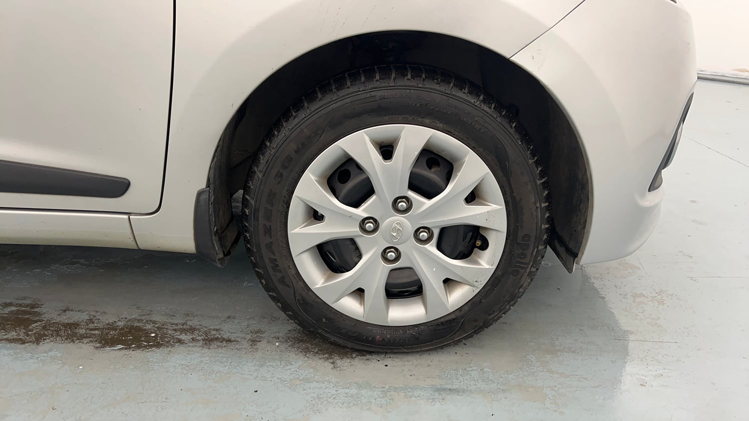 Used 2016 Hyundai Grand i10 Sportz 1.2 Kappa VTVT Petrol Manual tyres RIGHT FRONT TYRE RIM VIEW