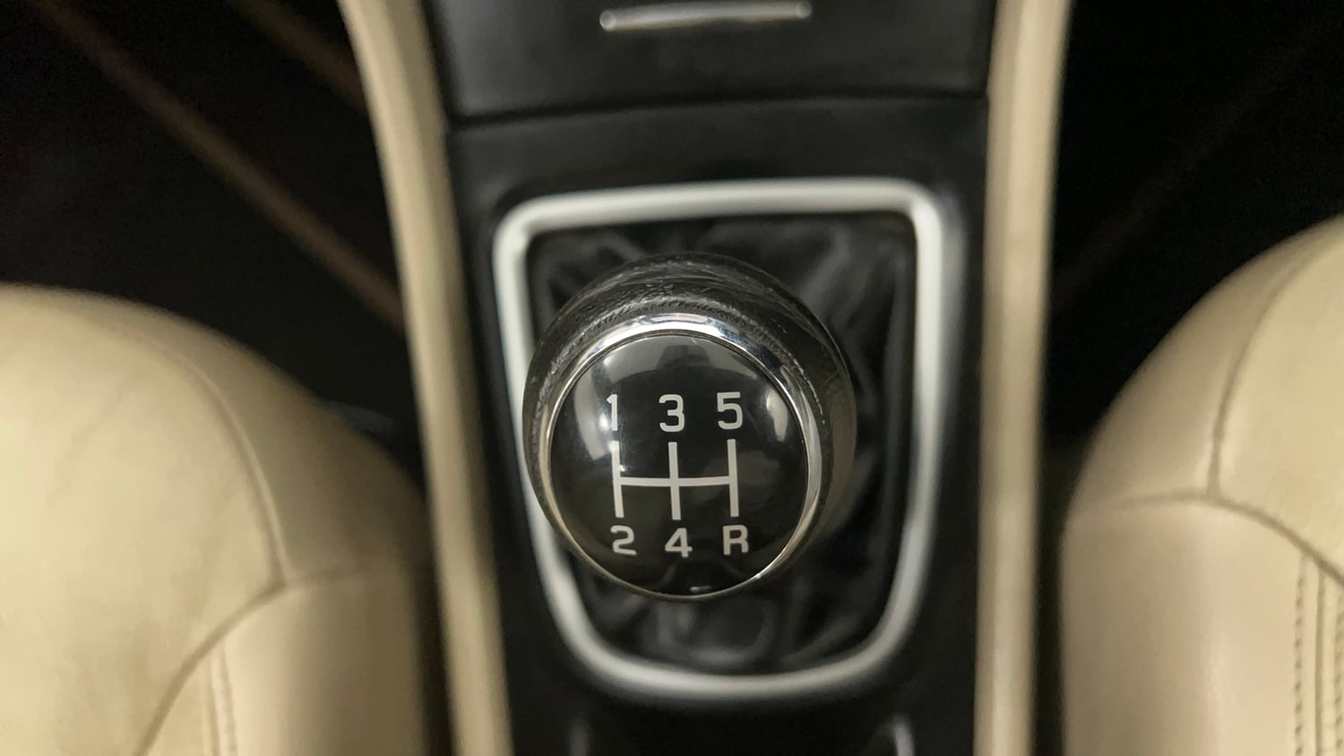 Used 2019 Maruti Suzuki Ciaz Alpha Hybrid 1.5 Petrol Manual interior GEAR  KNOB VIEW