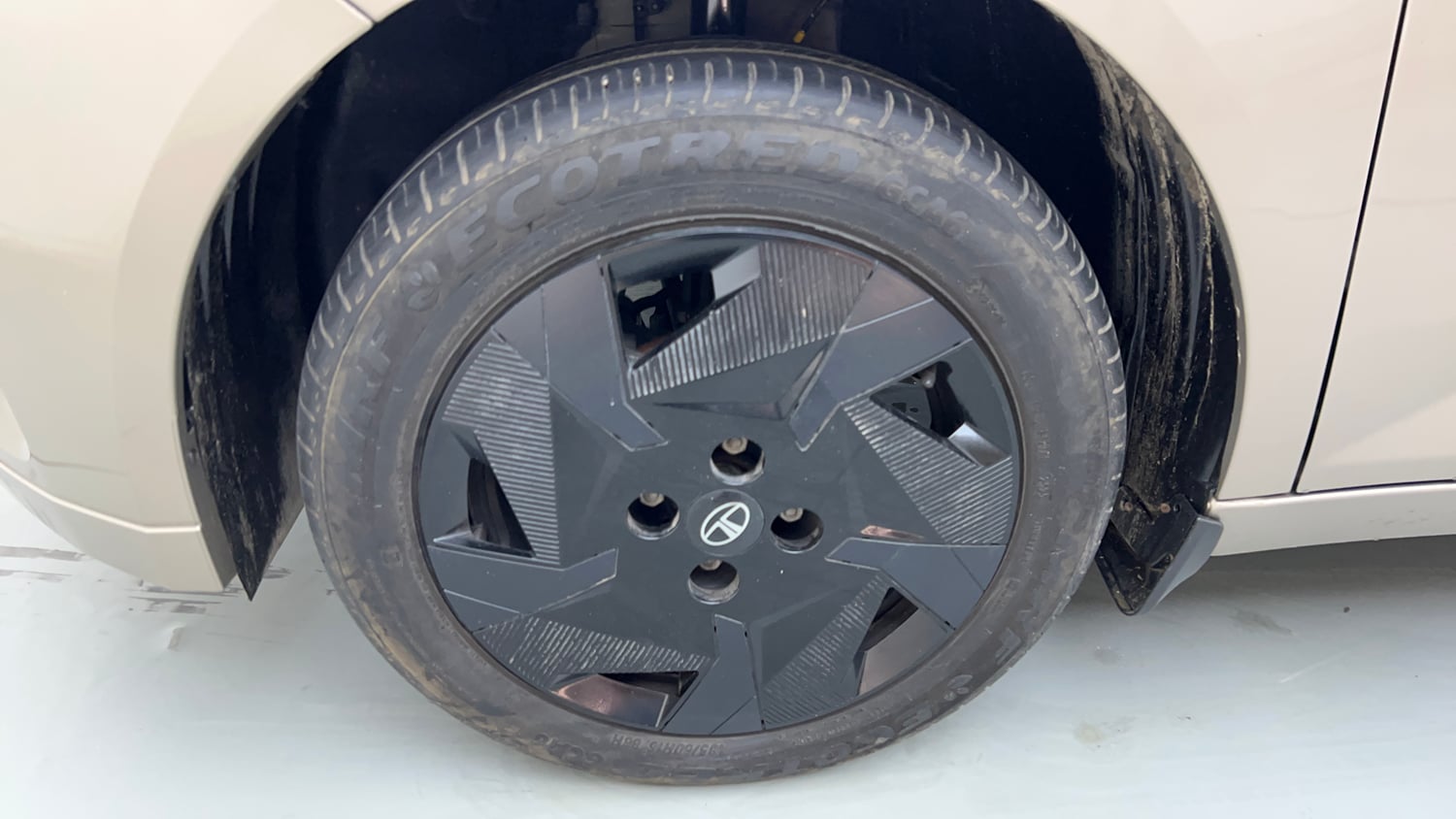 Used 2025 Tata Altroz Creative S Petrol 5AMT Petrol Automatic tyres LEFT FRONT TYRE RIM VIEW
