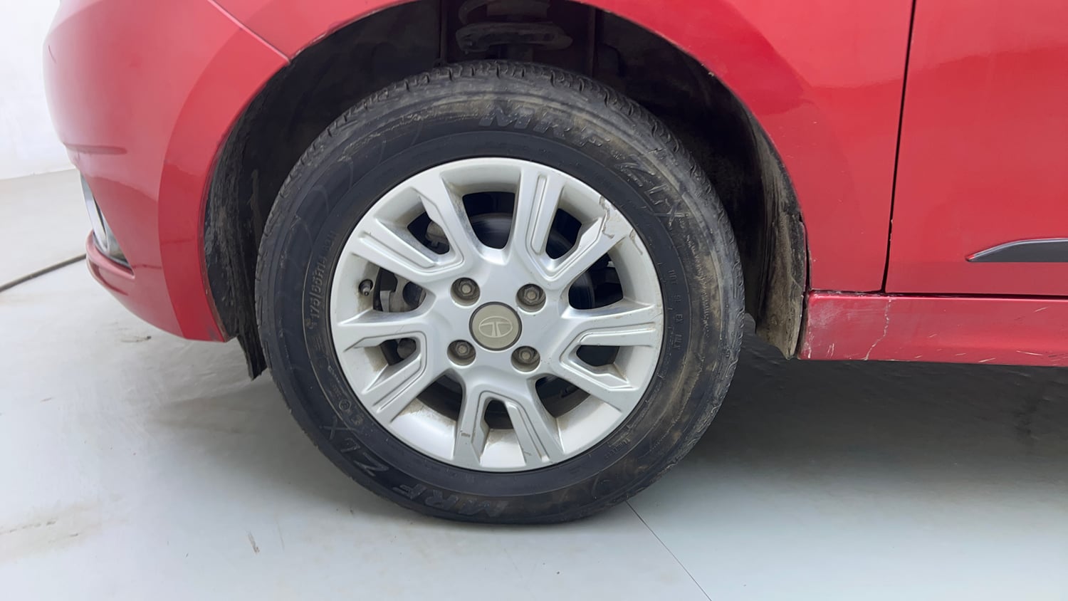 Used 2018 Tata Tiago Revotron XZA Petrol Automatic tyres LEFT FRONT TYRE RIM VIEW