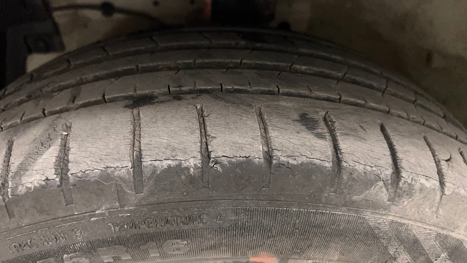 Used 2019 Maruti Suzuki Ciaz Alpha Hybrid 1.5 Petrol Manual tyres LEFT FRONT TYRE TREAD VIEW