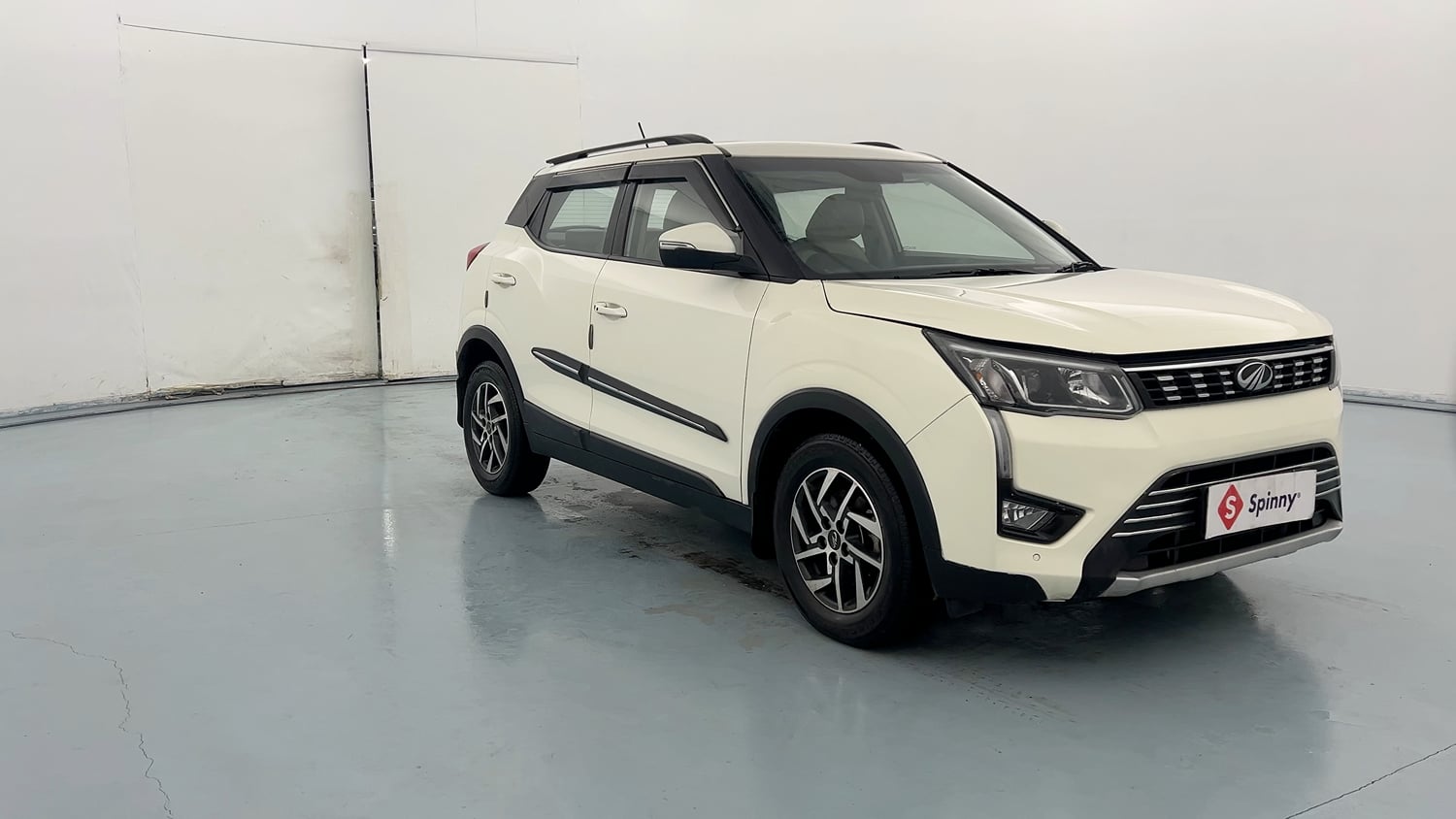 Used 2022 Mahindra XUV 300 W8 (O) 1.2 Petrol Petrol Manual exterior RIGHT FRONT CORNER VIEW