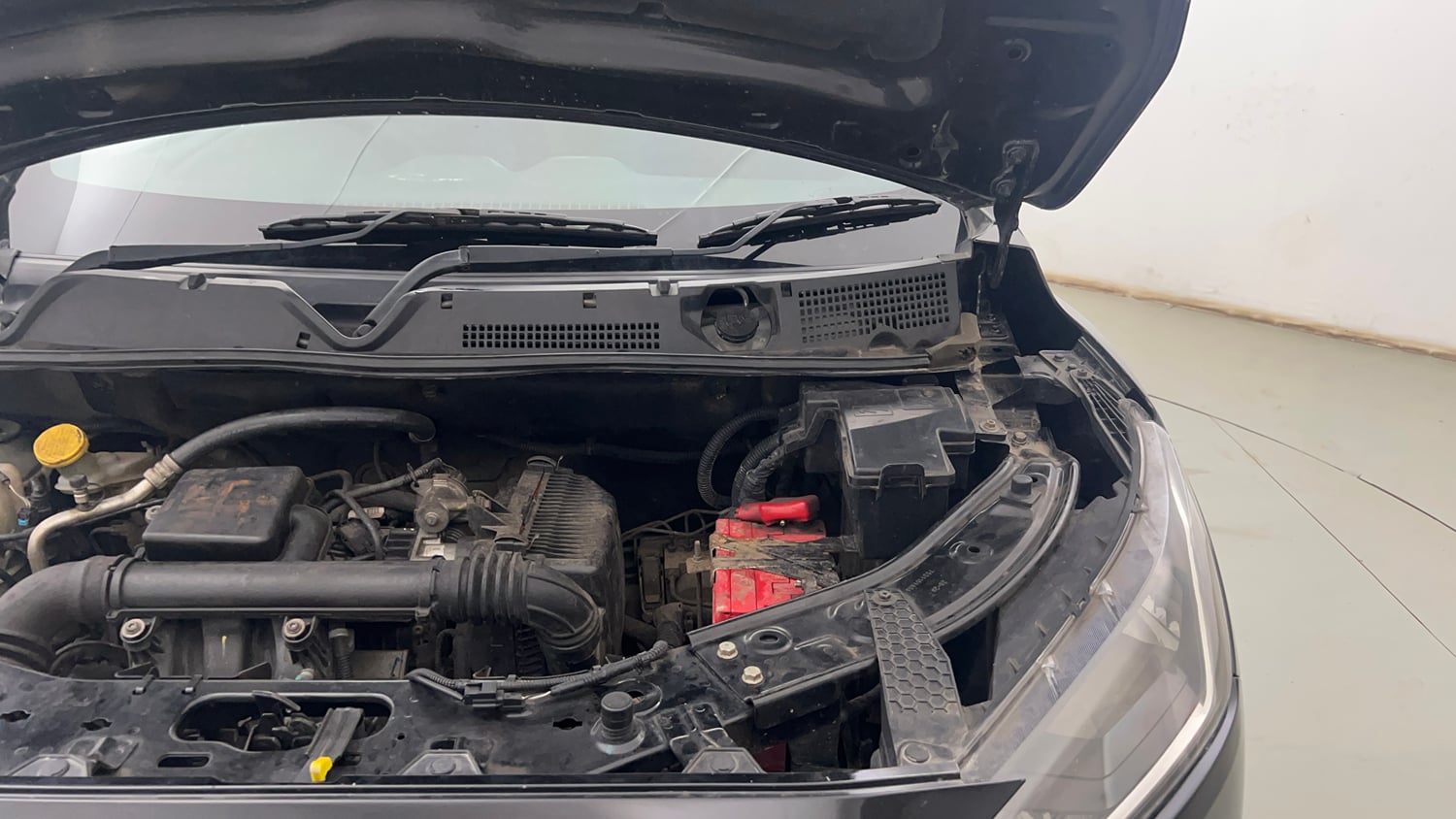 Used 2023 Nissan Magnite XV Petrol Manual engine ENGINE LEFT SIDE HINGE & APRON VIEW