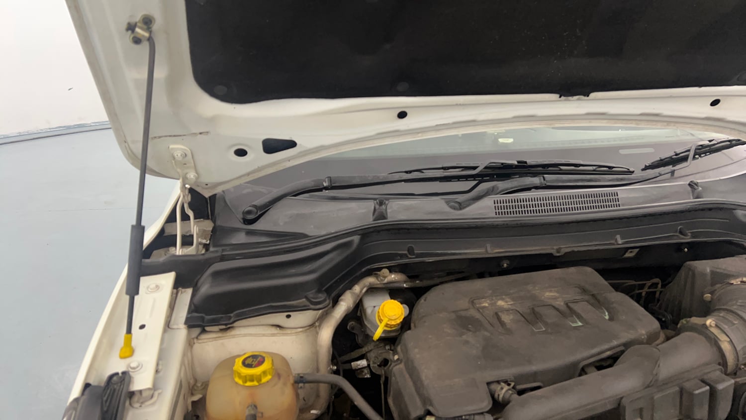 Used 2022 Mahindra XUV 300 W8 (O) 1.2 Petrol Petrol Manual engine ENGINE RIGHT SIDE HINGE & APRON VIEW