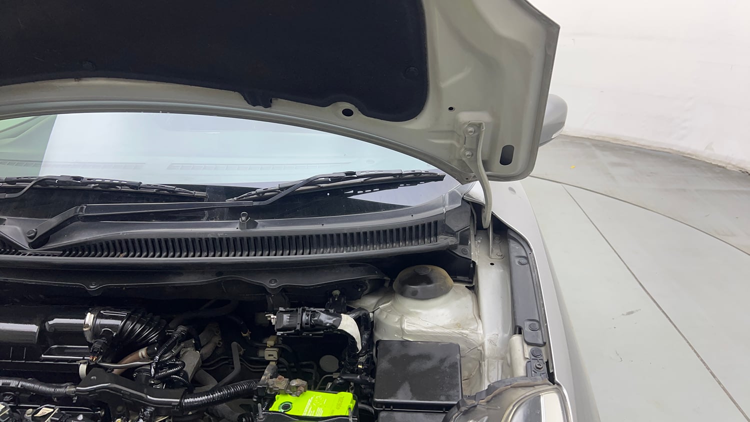 Used 2017 Maruti Suzuki Baleno Alpha 1.2 Petrol Manual engine ENGINE LEFT SIDE HINGE & APRON VIEW