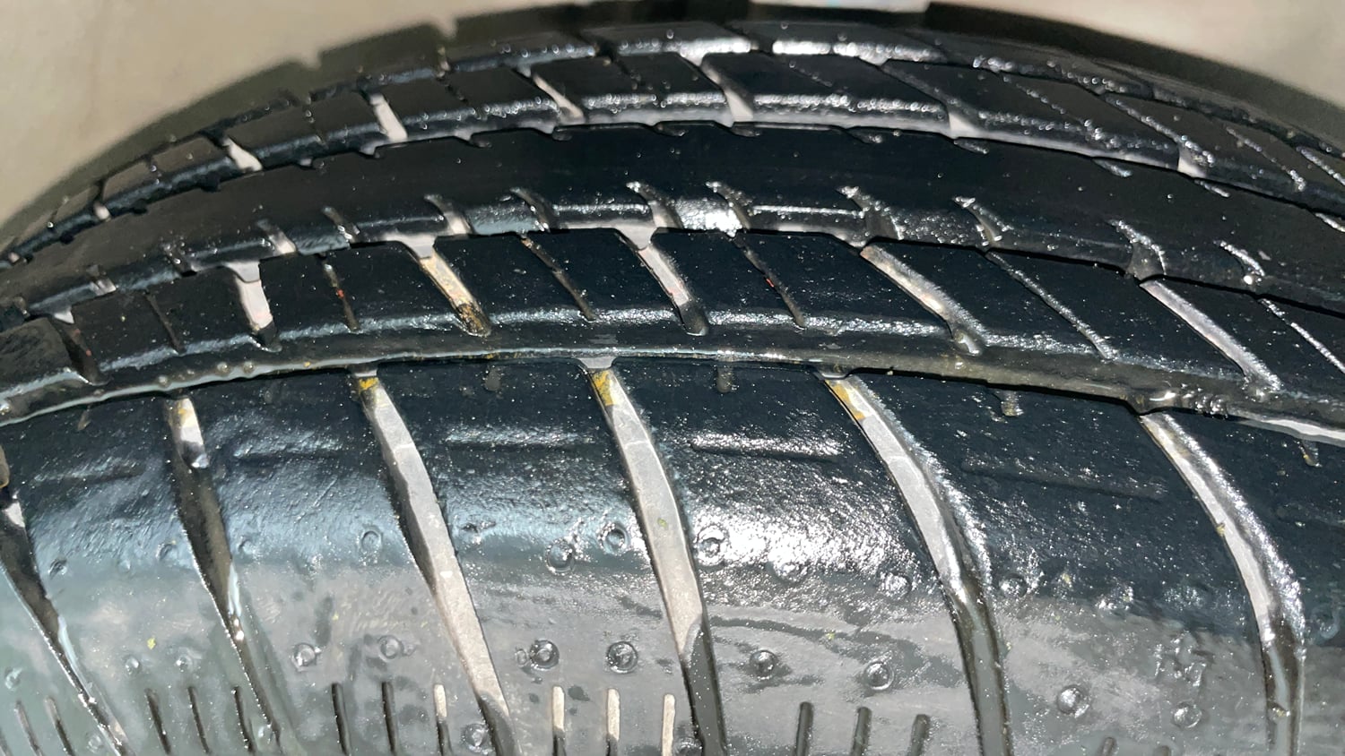 Used 2017 Maruti Suzuki Wagon R 1.0 VXI AMT Petrol Automatic tyres RIGHT FRONT TYRE TREAD VIEW