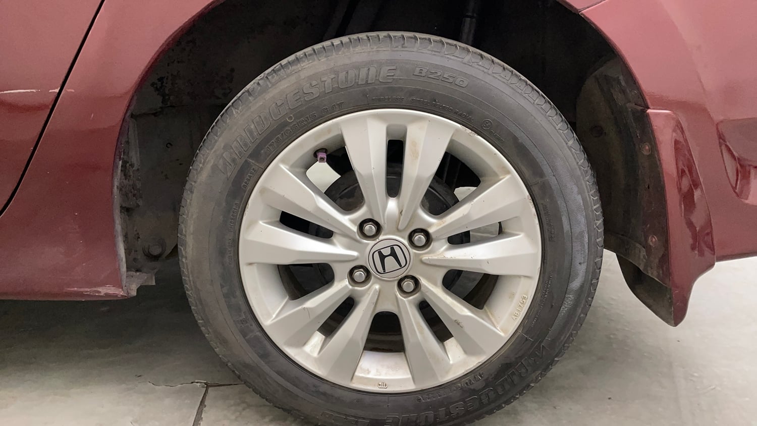 Used 2012 Honda City 1.5 V AT Petrol Automatic tyres LEFT REAR TYRE RIM VIEW