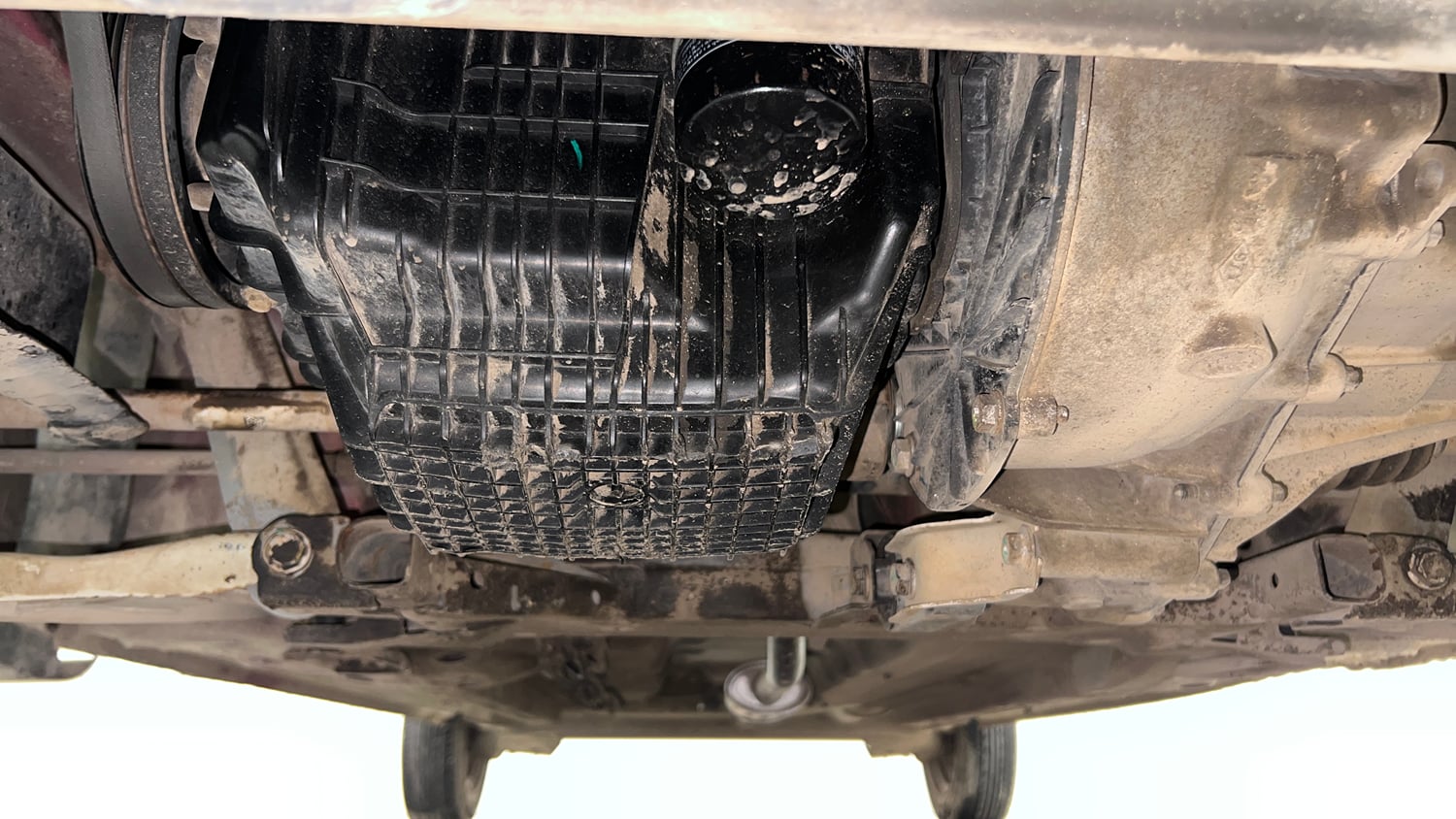 Used 2017 Renault Kwid 1.0 RXT AMT Opt Petrol Automatic extra FRONT LEFT UNDERBODY VIEW